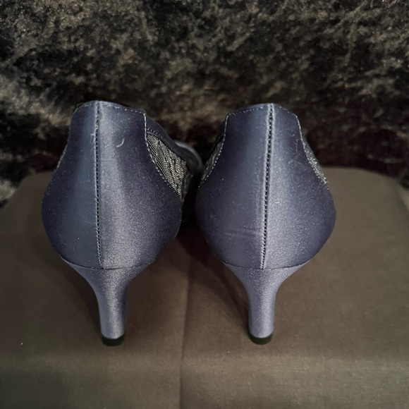 Adrianna Papell NWB Women’s Navy Blue Jamie Peep Toe, Kitten Heel Pump. Size 6.5 - Picture 4 of 6